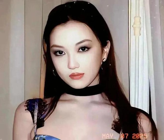 Con gái cực phẩm của Vương Phi kiếm 85 tỷ chỉ sau 30 giây - Ảnh 2. Con gái cực phẩm của Vương Phi kiếm 85 tỷ chỉ sau 30 giây - Ảnh 2.