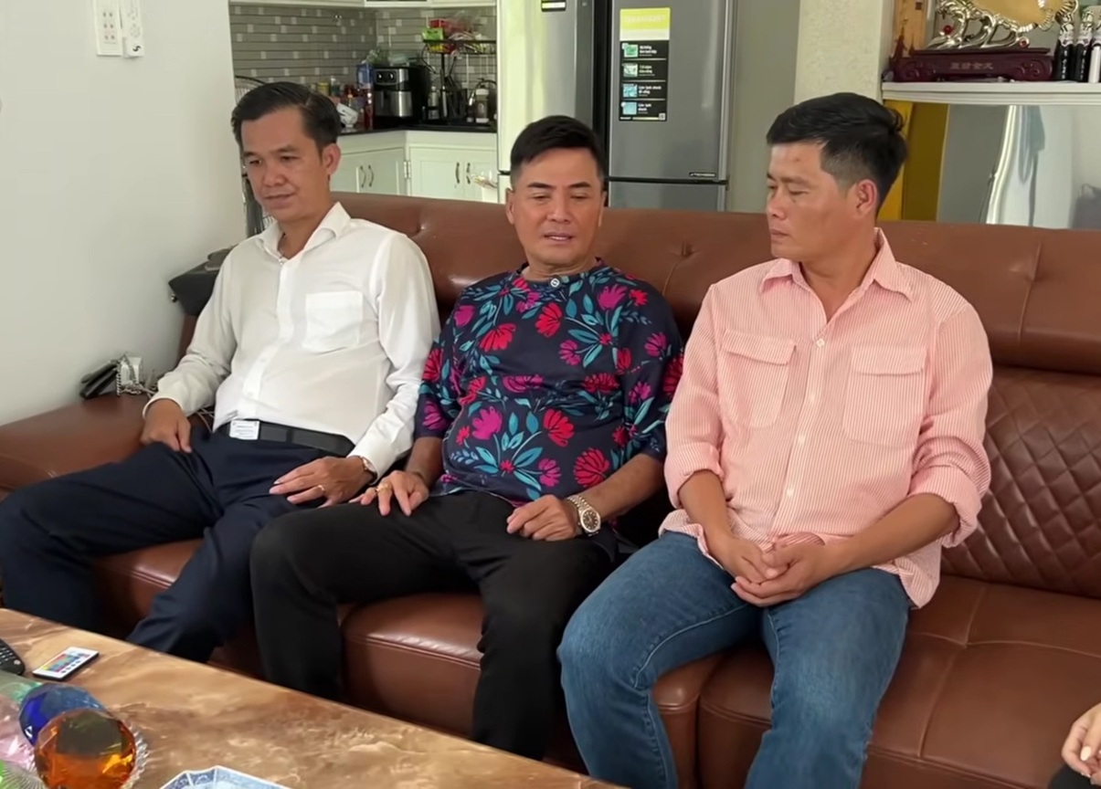 Chân dung ông hoàng nhạc sến miền Tây bỏ TP.HCM về Phú Quốc xây biệt thự nghìn m2- Ảnh 5. Chân dung ông hoàng nhạc sến miền Tây bỏ TP.HCM về Phú Quốc xây biệt thự nghìn m2- Ảnh 5.