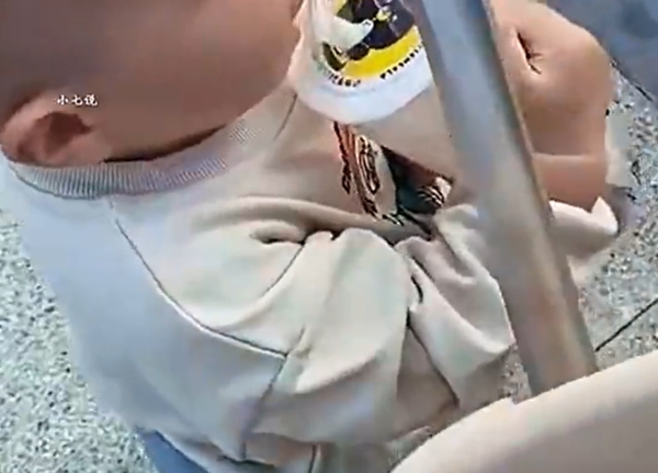 B&eacute; trai 4 tuổi tử vong v&igrave; nghẹn tr&acirc;n ch&acirc;u trong tr&agrave; sữa- Ảnh 1.