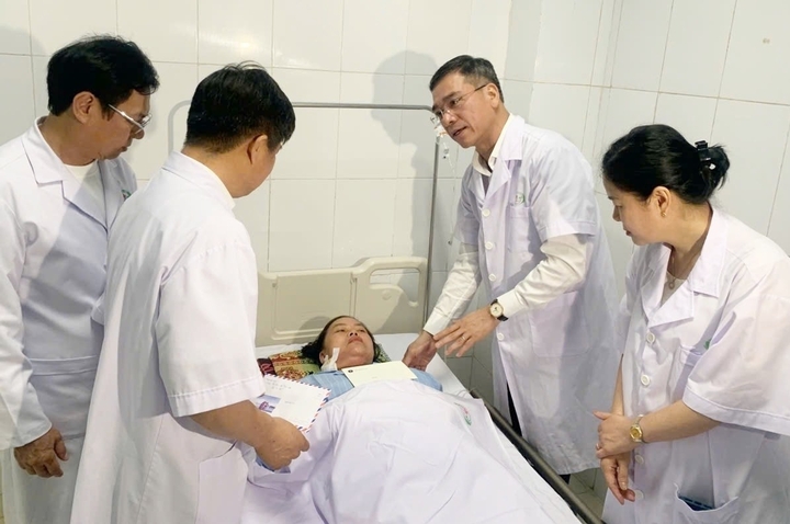 Bộ trưởng Y tế tặng bằng khen 4 nữ điều dưỡng dũng cảm cứu bé sơ sinh ở Nghệ An- Ảnh 1. Bộ trưởng Y tế tặng bằng khen 4 nữ điều dưỡng dũng cảm cứu bé sơ sinh ở Nghệ An- Ảnh 1.