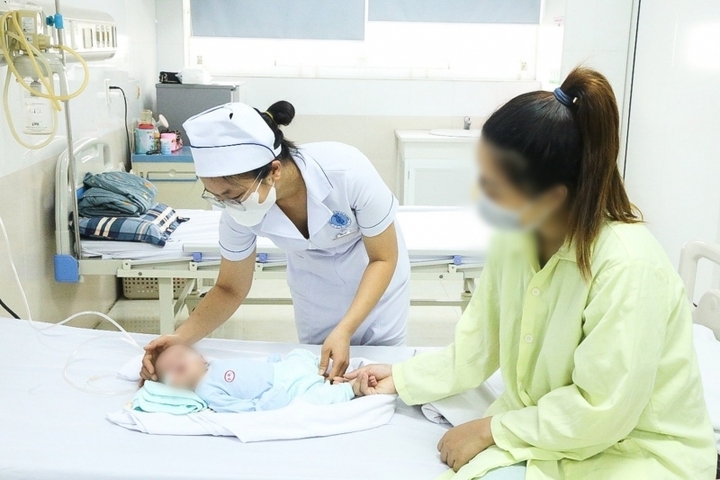Những điều dưỡng giành lại sự sống cho trẻ giữa ranh giới sinh tử- Ảnh 2. Những điều dưỡng giành lại sự sống cho trẻ giữa ranh giới sinh tử- Ảnh 2.