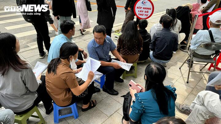 Nhà ở xã hội Đông Anh: Chủ đầu tư dựng nhà bạt cho dân xếp hàng nộp hồ sơ- Ảnh 1.