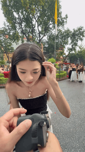 Màn nói tiếng Anh của 1 nàng thơ với khách Trung Quốc bỗng bị "mổ xẻ"- Ảnh 2. Màn nói tiếng Anh của 1 nàng thơ với khách Trung Quốc bỗng bị "mổ xẻ"- Ảnh 2.