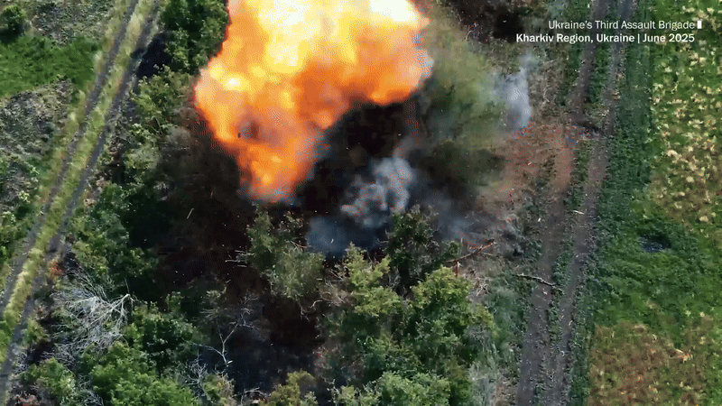 L&iacute;nh Nga giơ mảnh b&igrave;a cứng trước m&aacute;y bay kh&ocirc;ng người l&aacute;i Ukraine: D&ograve;ng chữ đ&aacute;nh dấu bước ngoặt- Ảnh 2.