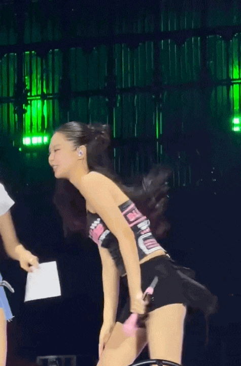 Lisa ngày càng quá đà, outfit ngắn cũn cỡn nhảy 18+ ngay tại quê nhà - Ảnh 3. Lisa ngày càng quá đà, outfit ngắn cũn cỡn nhảy 18+ ngay tại quê nhà - Ảnh 3.