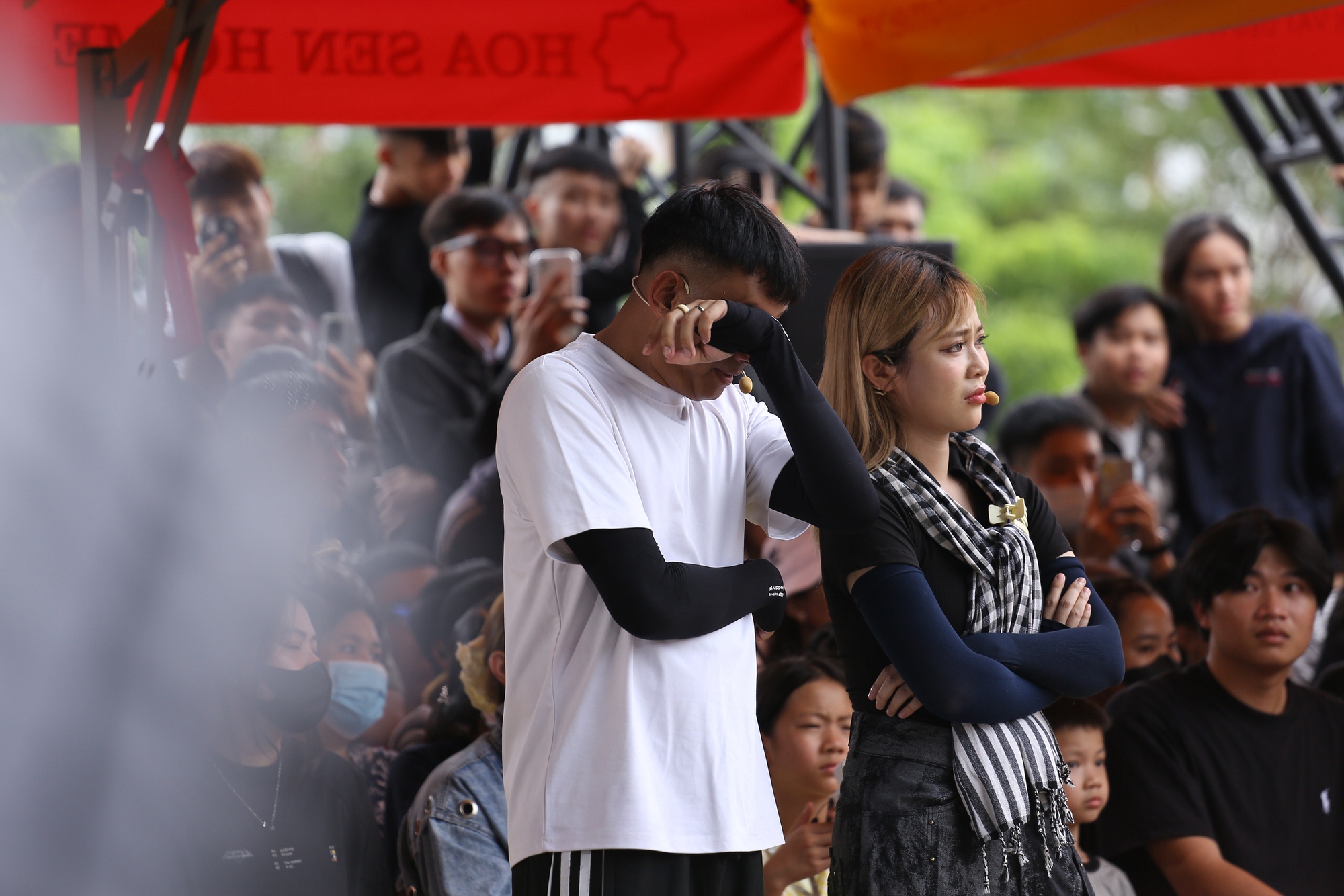 Nam diễn viên bật khóc, bỏ tiền xây nhà vệ sinh cho cô bé bị cha bỏ rơi- Ảnh 3. Nam diễn viên bật khóc, bỏ tiền xây nhà vệ sinh cho cô bé bị cha bỏ rơi- Ảnh 3.