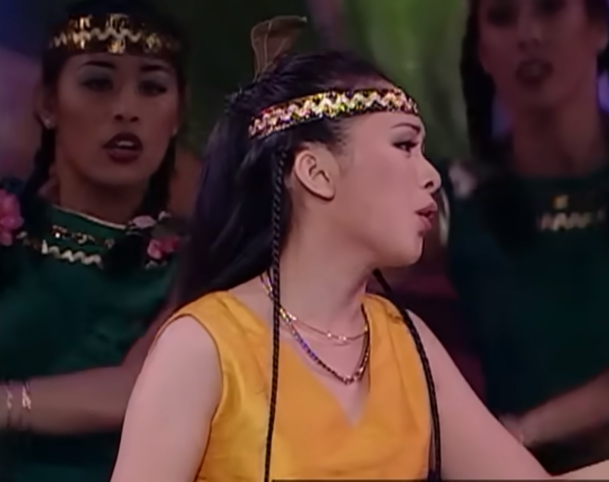 Nữ ca sĩ đem sư tử lên sân khấu: Khán giả bỏ chạy, đồng nghiệp khó chịu- Ảnh 1. Nữ ca sĩ đem sư tử lên sân khấu: Khán giả bỏ chạy, đồng nghiệp khó chịu- Ảnh 1.