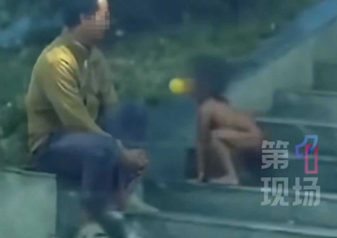 Bố cử nhân, mẹ thạc sĩ nuôi con thuận tự nhiên như người rừng: Không quần áo, đi bằng bốn chân và nhặt thức ăn- Ảnh 1.