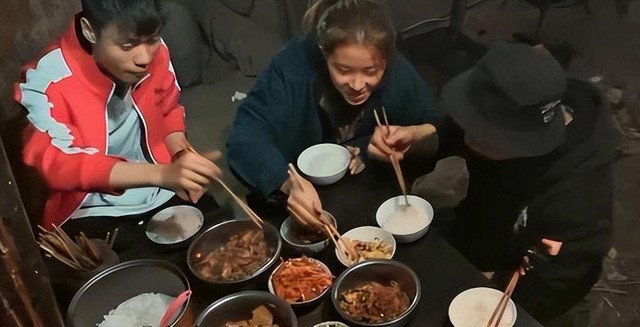 “Em bé khổng lồ” 16 tuổi vẫn được bảo mẫu bón cơm, cắt móng chân, tiêu vặt gần 200 triệu đồng/ngày hiện giờ ra sao?- Ảnh 6. “Em bé khổng lồ” 16 tuổi vẫn được bảo mẫu bón cơm, cắt móng chân, tiêu vặt gần 200 triệu đồng/ngày hiện giờ ra sao?- Ảnh 6.