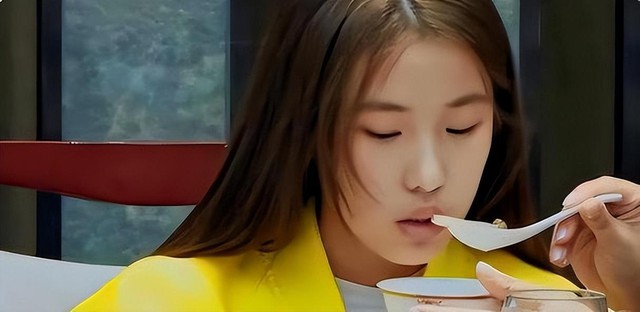 “Em bé khổng lồ” 16 tuổi vẫn được bảo mẫu bón cơm, cắt móng chân, tiêu vặt gần 200 triệu đồng/ngày hiện giờ ra sao?- Ảnh 3. “Em bé khổng lồ” 16 tuổi vẫn được bảo mẫu bón cơm, cắt móng chân, tiêu vặt gần 200 triệu đồng/ngày hiện giờ ra sao?- Ảnh 3.