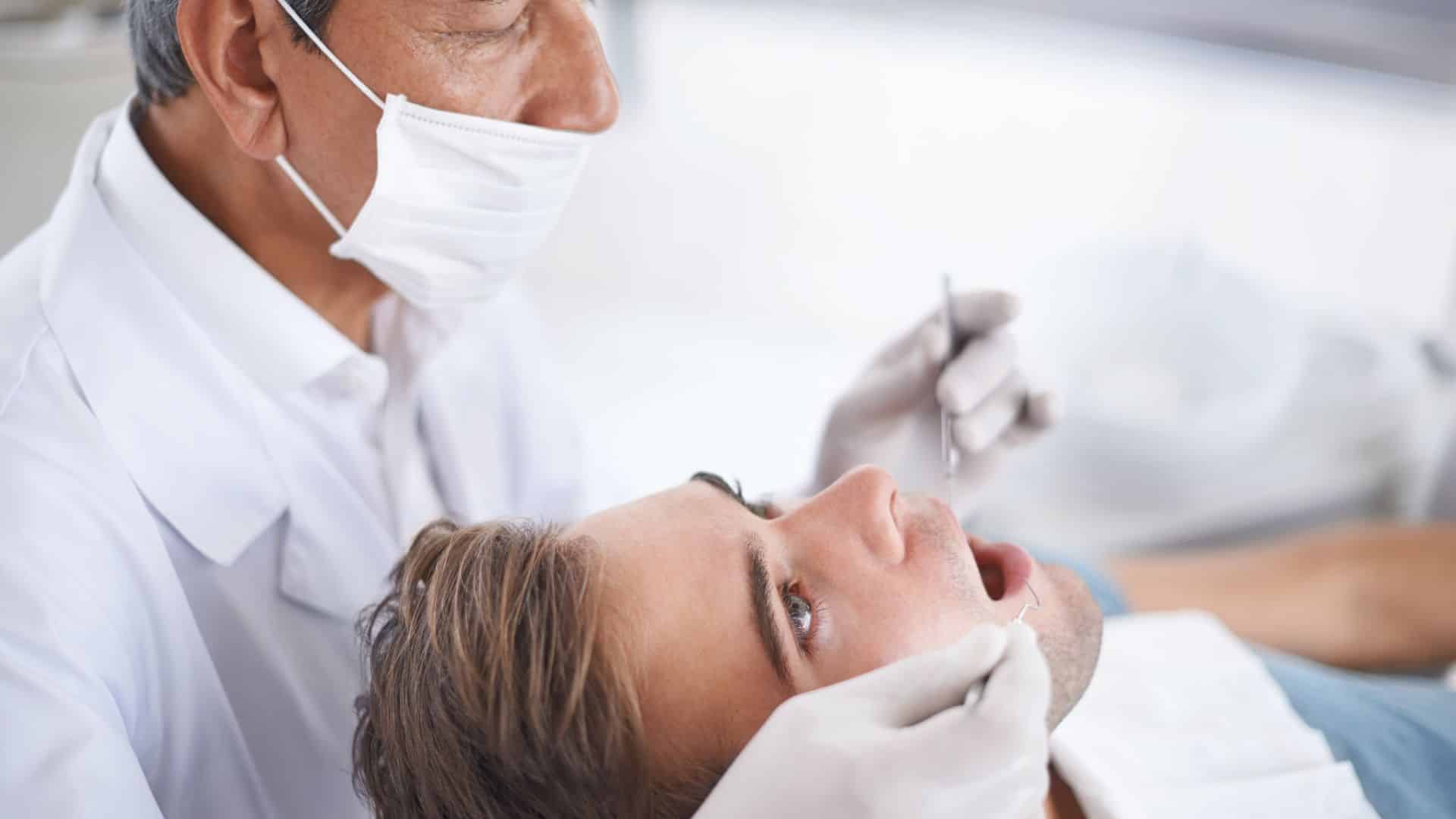 Cảnh báo: Nguy cơ đột quỵ tăng 86% ở những người có đặc điểm này ở miệng- Ảnh 2.