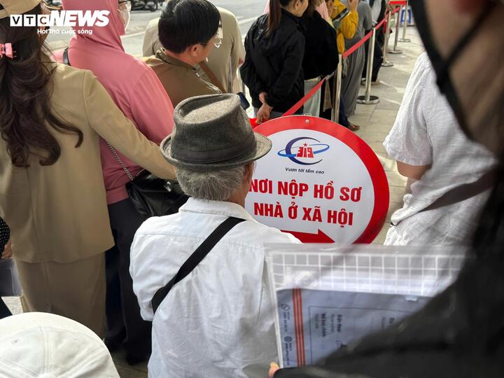 Nhà ở xã hội Đông Anh: Chủ đầu tư dựng nhà bạt cho dân xếp hàng nộp hồ sơ- Ảnh 7.