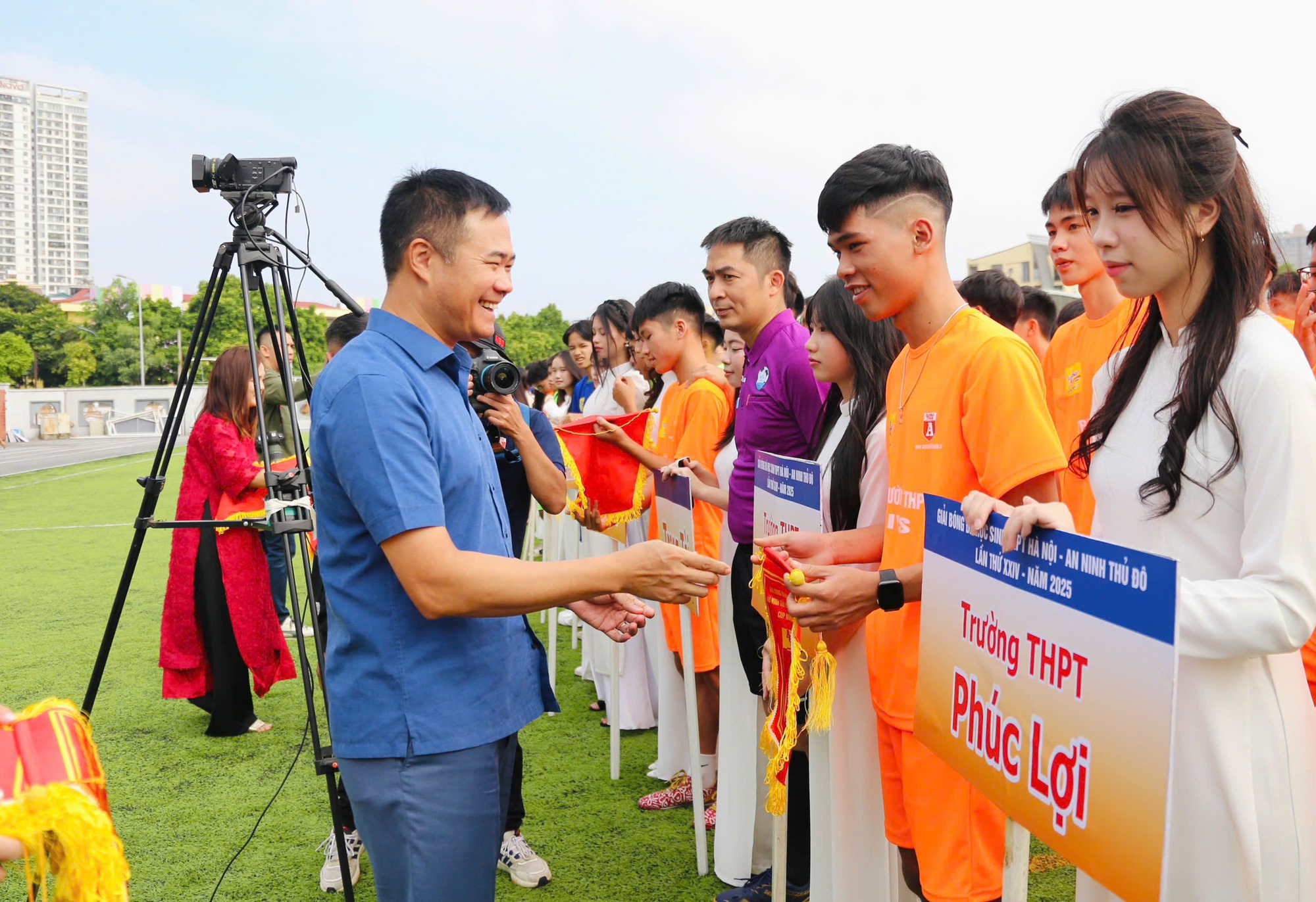 Nữ sinh Hà Nội rạng rỡ trong nắng thu, sôi nổi khai mạc giải đấu 24 tuổi- Ảnh 2. Nữ sinh Hà Nội rạng rỡ trong nắng thu, sôi nổi khai mạc giải đấu 24 tuổi- Ảnh 2.