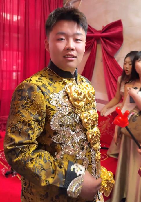 Th&acirc;n thế mẹ chồng trẻ mặc gợi cảm, tặng con trai G63, v&agrave;ng đeo trĩu cổ trong đ&aacute;m cưới- Ảnh 7.