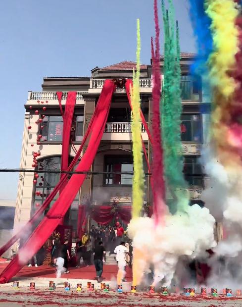 Th&acirc;n thế mẹ chồng trẻ mặc gợi cảm, tặng con trai G63, v&agrave;ng đeo trĩu cổ trong đ&aacute;m cưới- Ảnh 4.