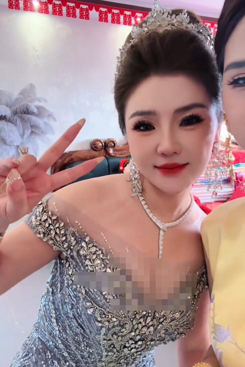 Th&acirc;n thế mẹ chồng trẻ mặc gợi cảm, tặng con trai G63, v&agrave;ng đeo trĩu cổ trong đ&aacute;m cưới- Ảnh 5.