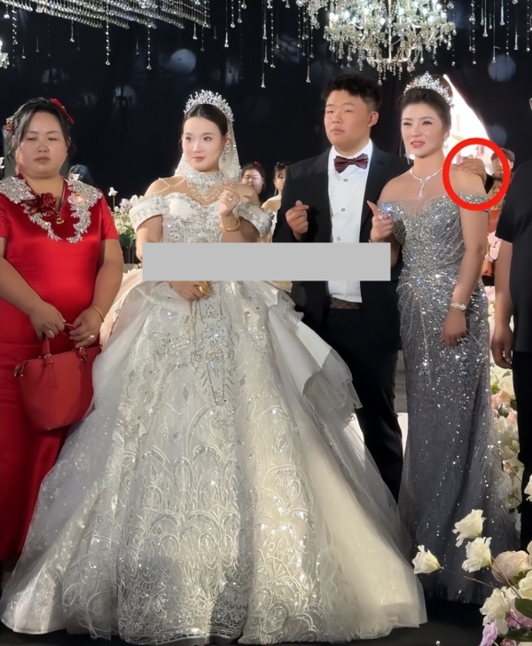 Th&acirc;n thế mẹ chồng trẻ mặc gợi cảm, tặng con trai G63, v&agrave;ng đeo trĩu cổ trong đ&aacute;m cưới- Ảnh 1.