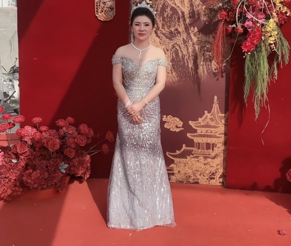 Th&acirc;n thế mẹ chồng trẻ mặc gợi cảm, tặng con trai G63, v&agrave;ng đeo trĩu cổ trong đ&aacute;m cưới- Ảnh 2.