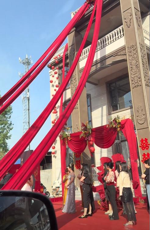 Th&acirc;n thế mẹ chồng trẻ mặc gợi cảm, tặng con trai G63, v&agrave;ng đeo trĩu cổ trong đ&aacute;m cưới- Ảnh 3.