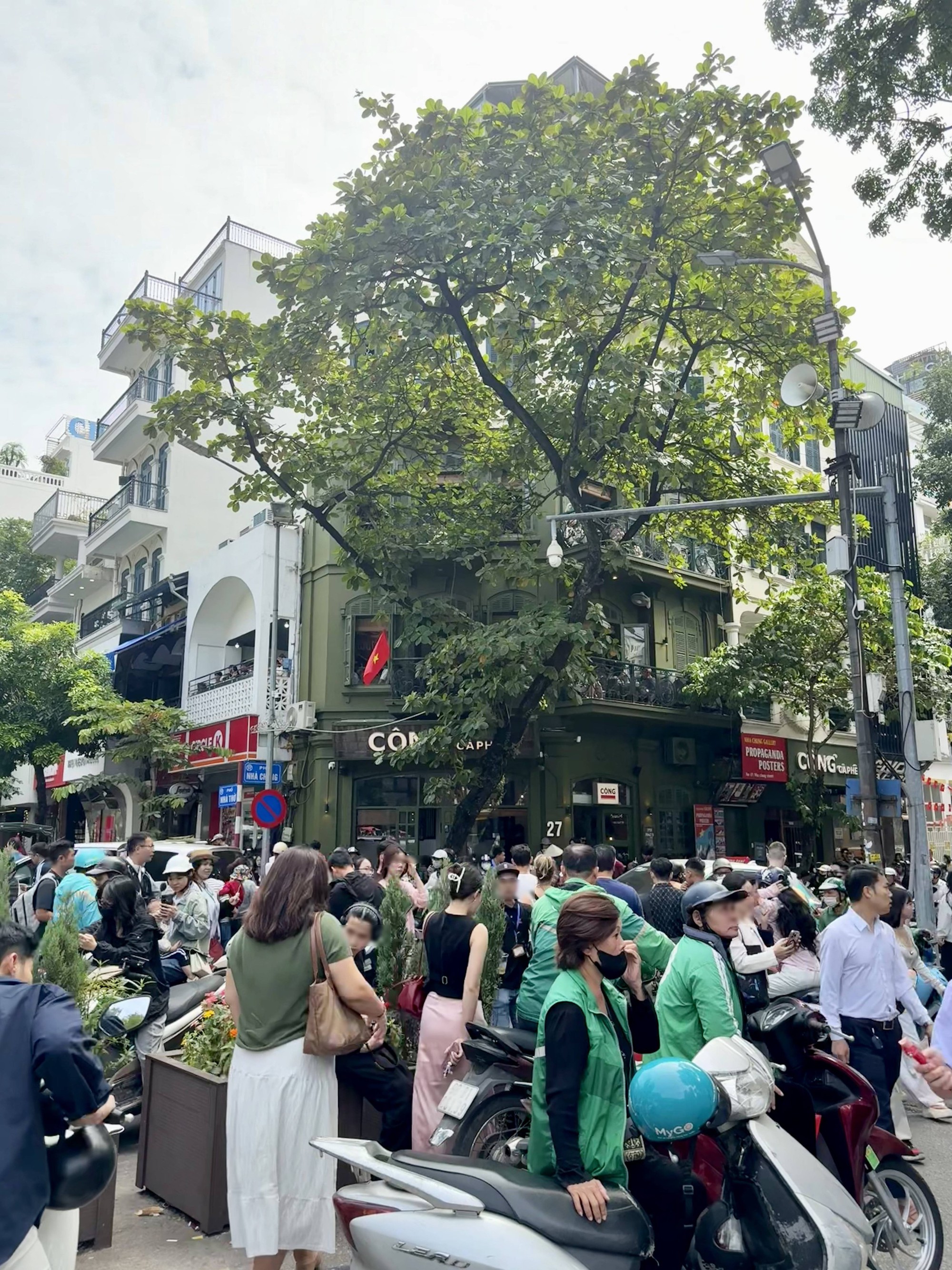 Clip tóm tắt mùa thu Nhà Thờ hôm nay: Quá đông!- Ảnh 3.