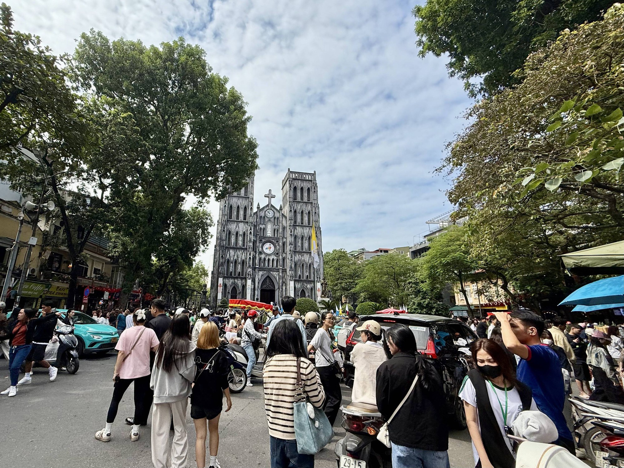 Clip tóm tắt mùa thu Nhà Thờ hôm nay: Quá đông!- Ảnh 12.