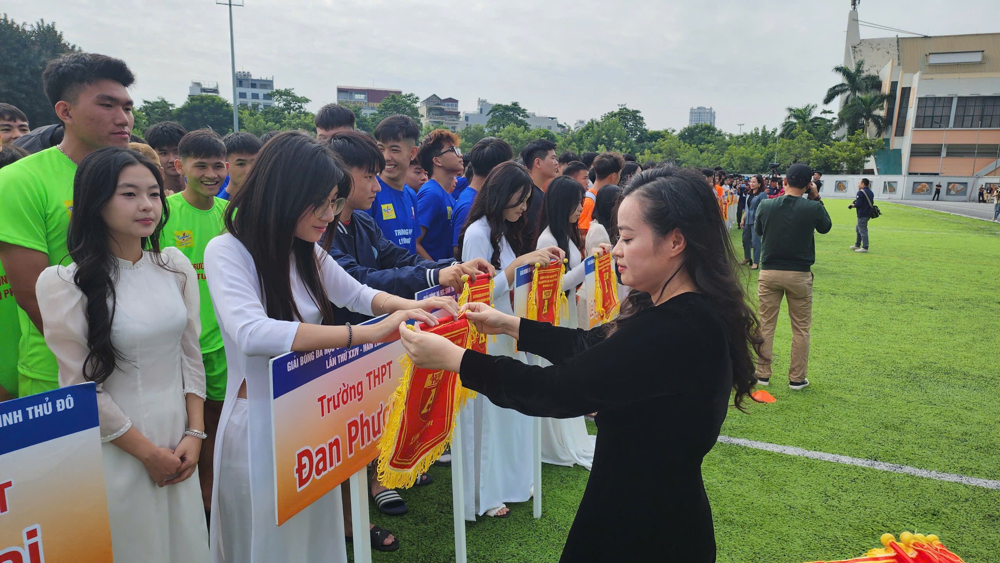 Nữ sinh Hà Nội rạng rỡ trong nắng thu, sôi nổi khai mạc giải đấu 24 tuổi- Ảnh 3. Nữ sinh Hà Nội rạng rỡ trong nắng thu, sôi nổi khai mạc giải đấu 24 tuổi- Ảnh 3.