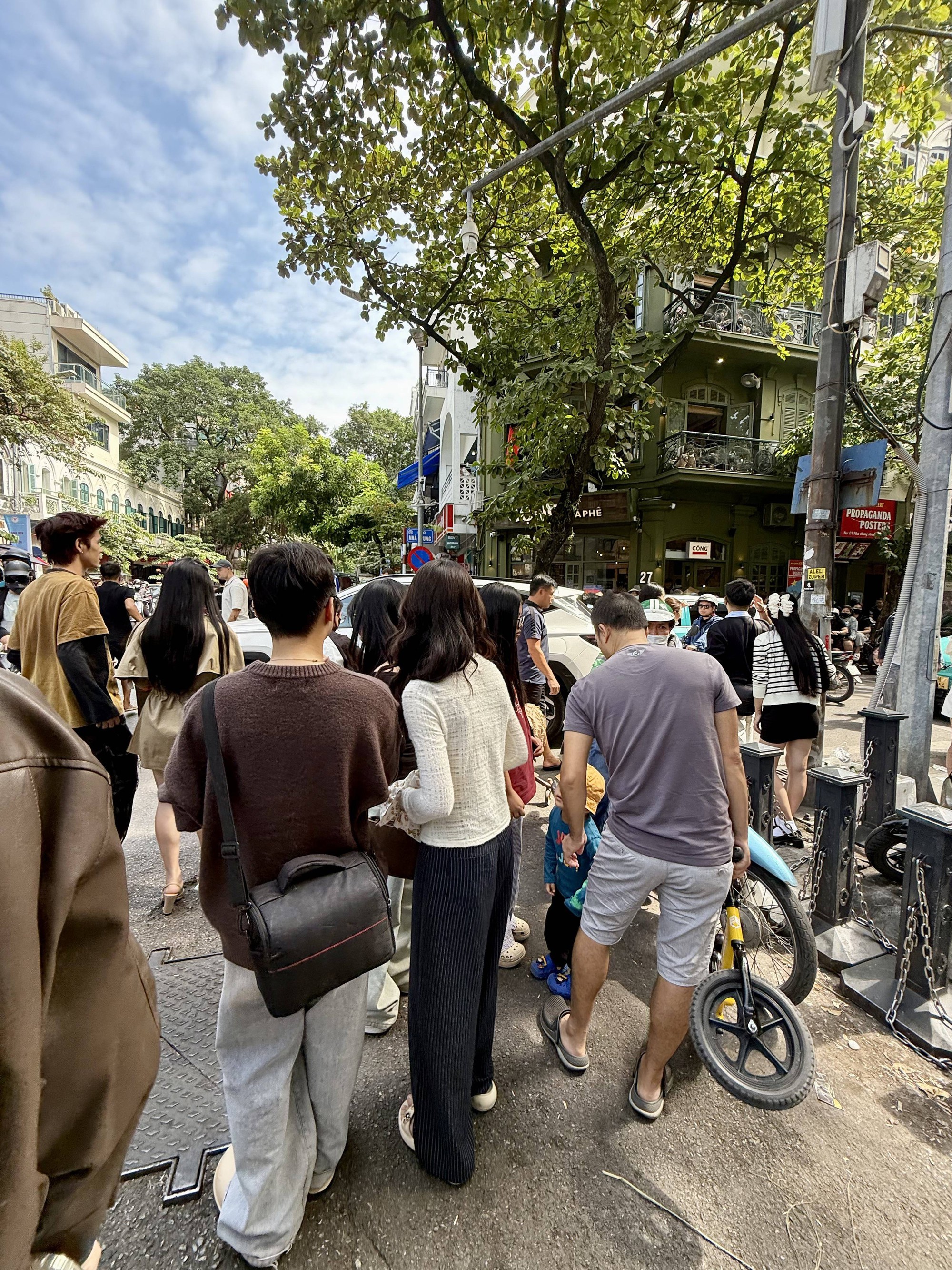 Clip tóm tắt mùa thu Nhà Thờ hôm nay: Quá đông!- Ảnh 7.