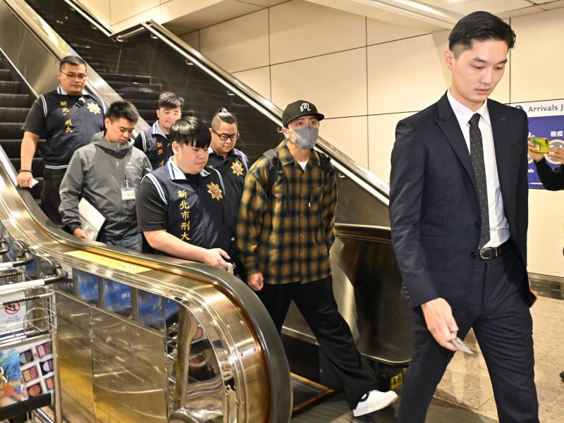 Bắt giữ chồng của 1 nữ diễn viên ngay tại sân bay- Ảnh 3. Bắt giữ chồng của 1 nữ diễn viên ngay tại sân bay- Ảnh 3.