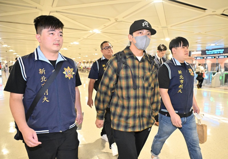 Bắt giữ chồng của 1 nữ diễn viên ngay tại sân bay- Ảnh 4. Bắt giữ chồng của 1 nữ diễn viên ngay tại sân bay- Ảnh 4.