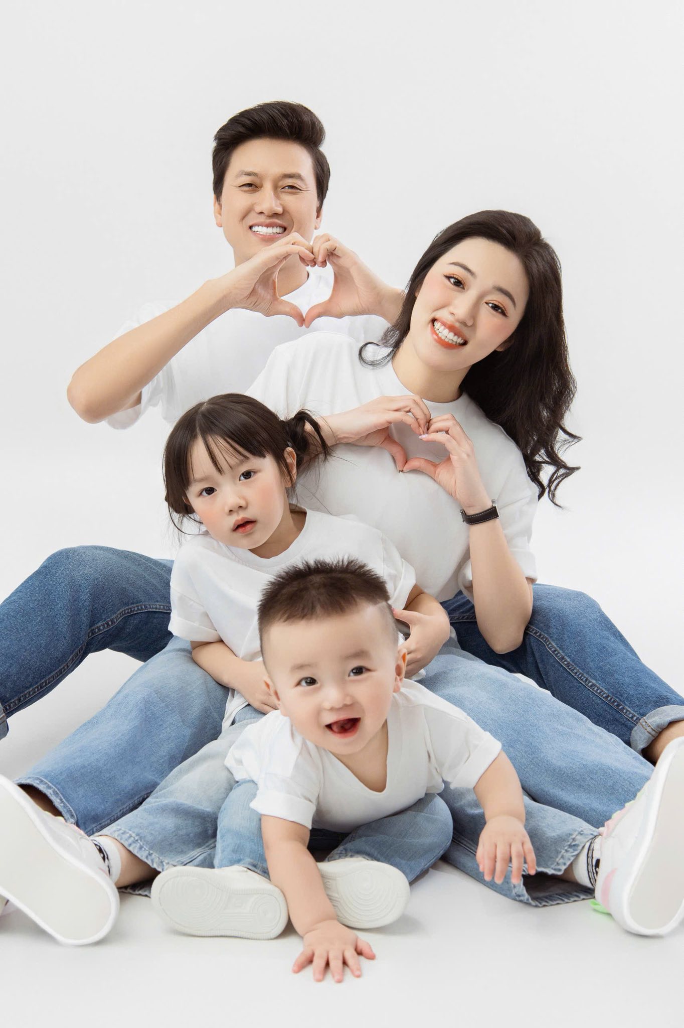 Nam diễn viên lấy vợ kém 16 tuổi: “Tôi có một khoản tiền dành riêng cho gia đình và không được đụng vào”- Ảnh 2. Nam diễn viên lấy vợ kém 16 tuổi: “Tôi có một khoản tiền dành riêng cho gia đình và không được đụng vào”- Ảnh 2.