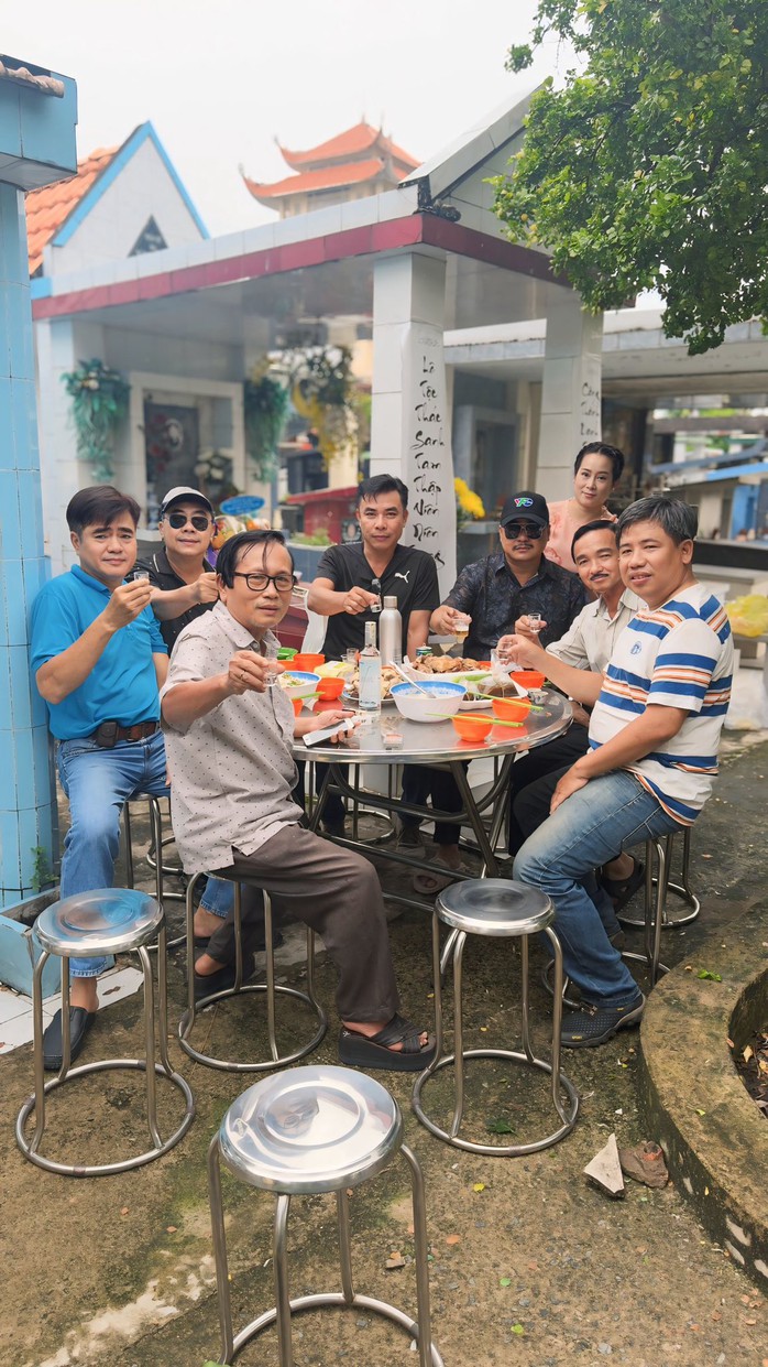 Quyền Linh, NSƯT Nguyễn Phương Điền… thăm mộ Lê Công Tuấn Anh - Ảnh 6.