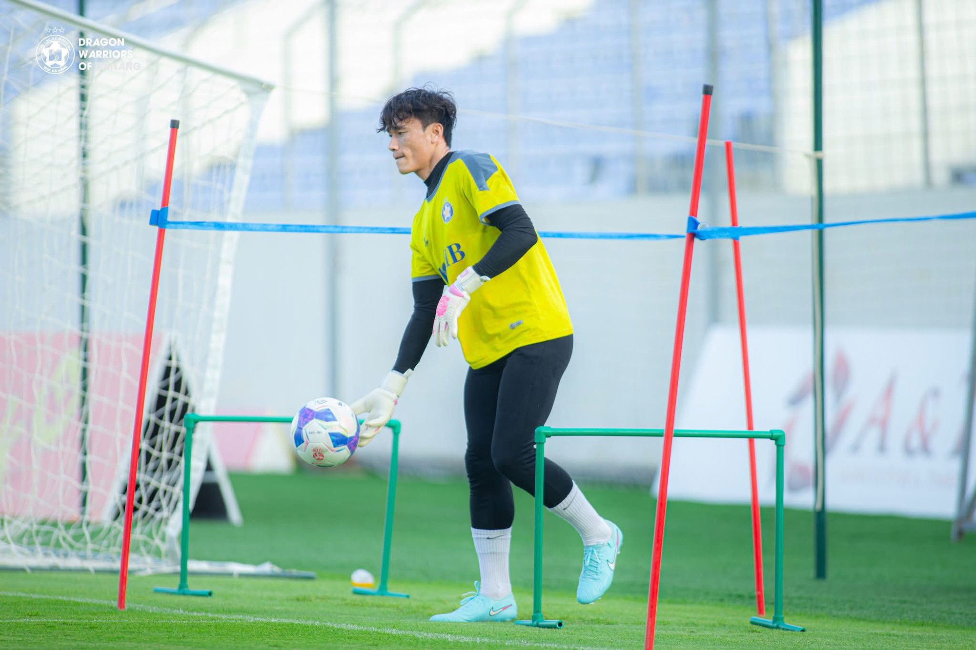 Cuộc sống của Bùi Tiến Dũng và vợ mẫu tây thế nào?- Ảnh 1. Cuộc sống của Bùi Tiến Dũng và vợ mẫu tây thế nào?- Ảnh 1.