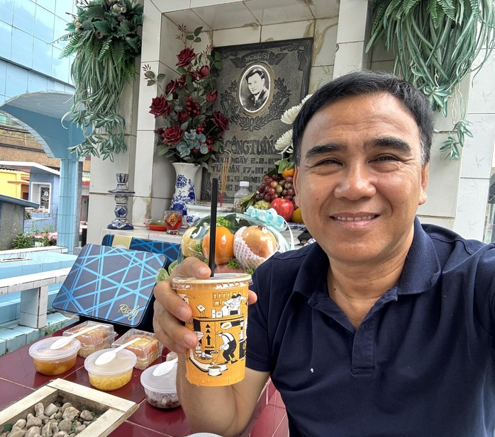 Quyền Linh, NSƯT Nguyễn Phương Điền… thăm mộ Lê Công Tuấn Anh - Ảnh 1.