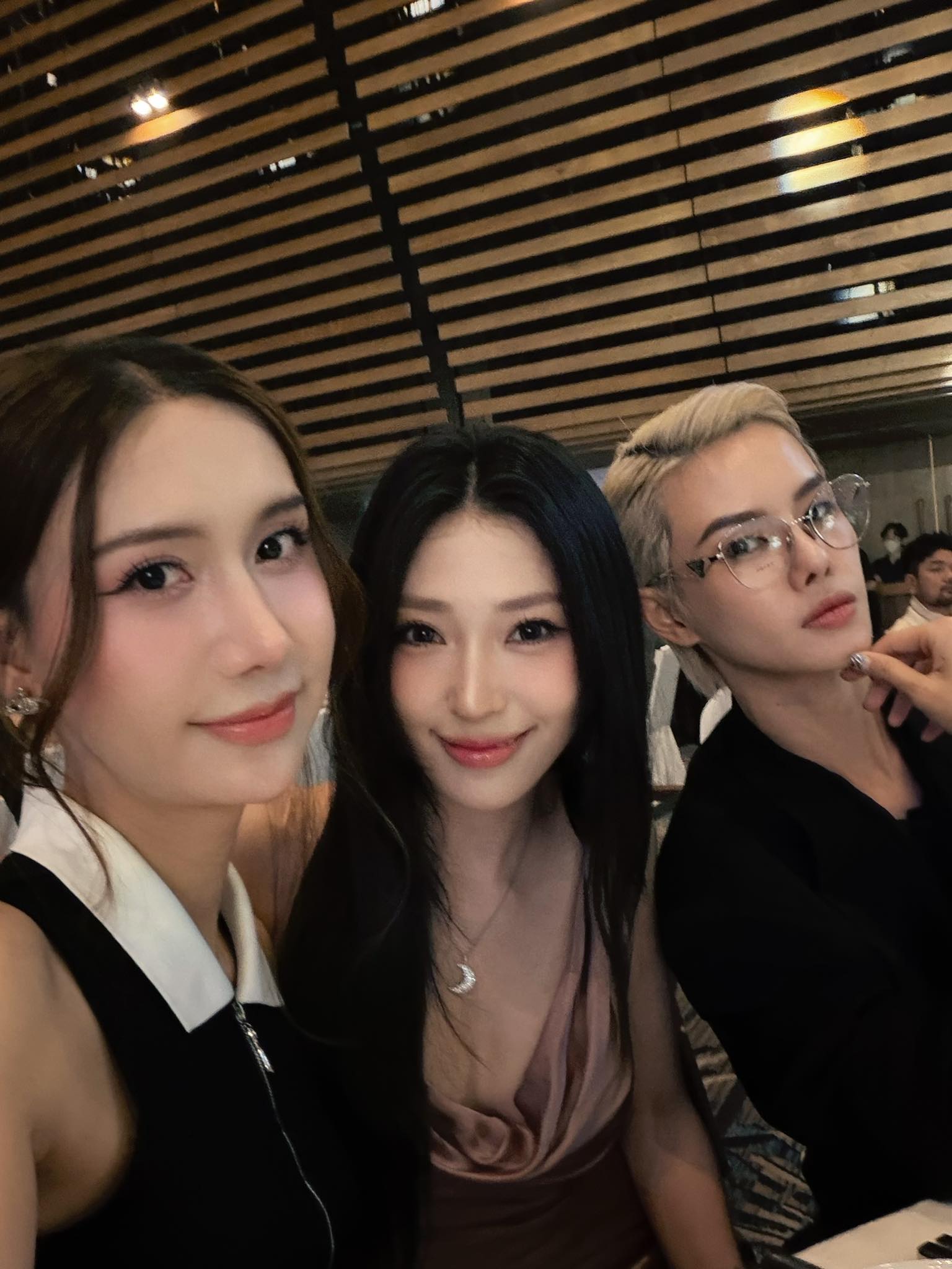 Nửa showbiz đến chúc phúc Chế Nguyễn Quỳnh Châu: Hoà Minzy nổi bần bật trong váy xuyên thấu, Ngô Kiến Huy - Khổng Tú Quỳnh đụng mặt- Ảnh 2. Nửa showbiz đến chúc phúc Chế Nguyễn Quỳnh Châu: Hoà Minzy nổi bần bật trong váy xuyên thấu, Ngô Kiến Huy - Khổng Tú Quỳnh đụng mặt- Ảnh 2.