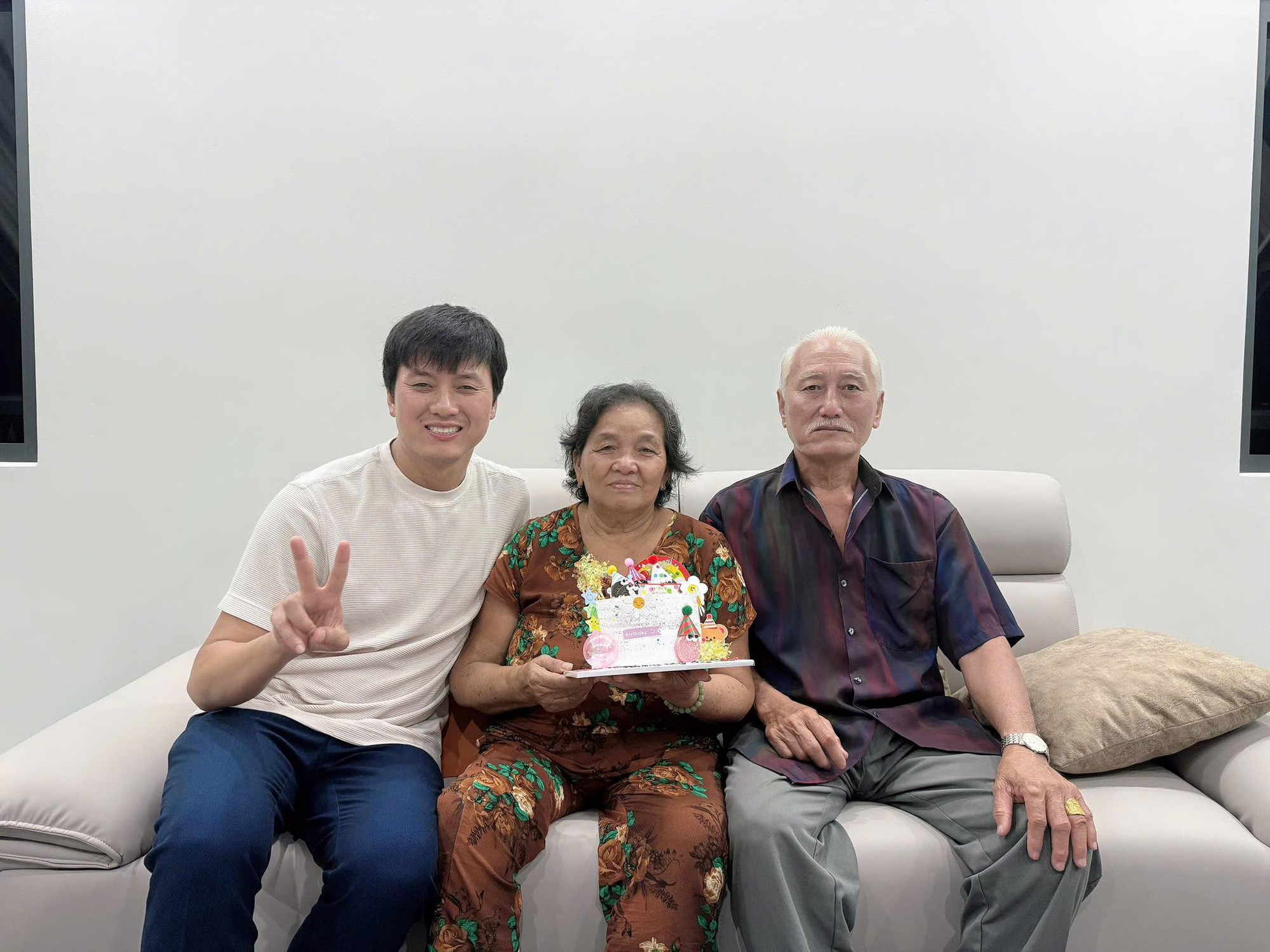 Nam diễn viên lấy vợ kém 16 tuổi: “Tôi có một khoản tiền dành riêng cho gia đình và không được đụng vào”- Ảnh 3. Nam diễn viên lấy vợ kém 16 tuổi: “Tôi có một khoản tiền dành riêng cho gia đình và không được đụng vào”- Ảnh 3.