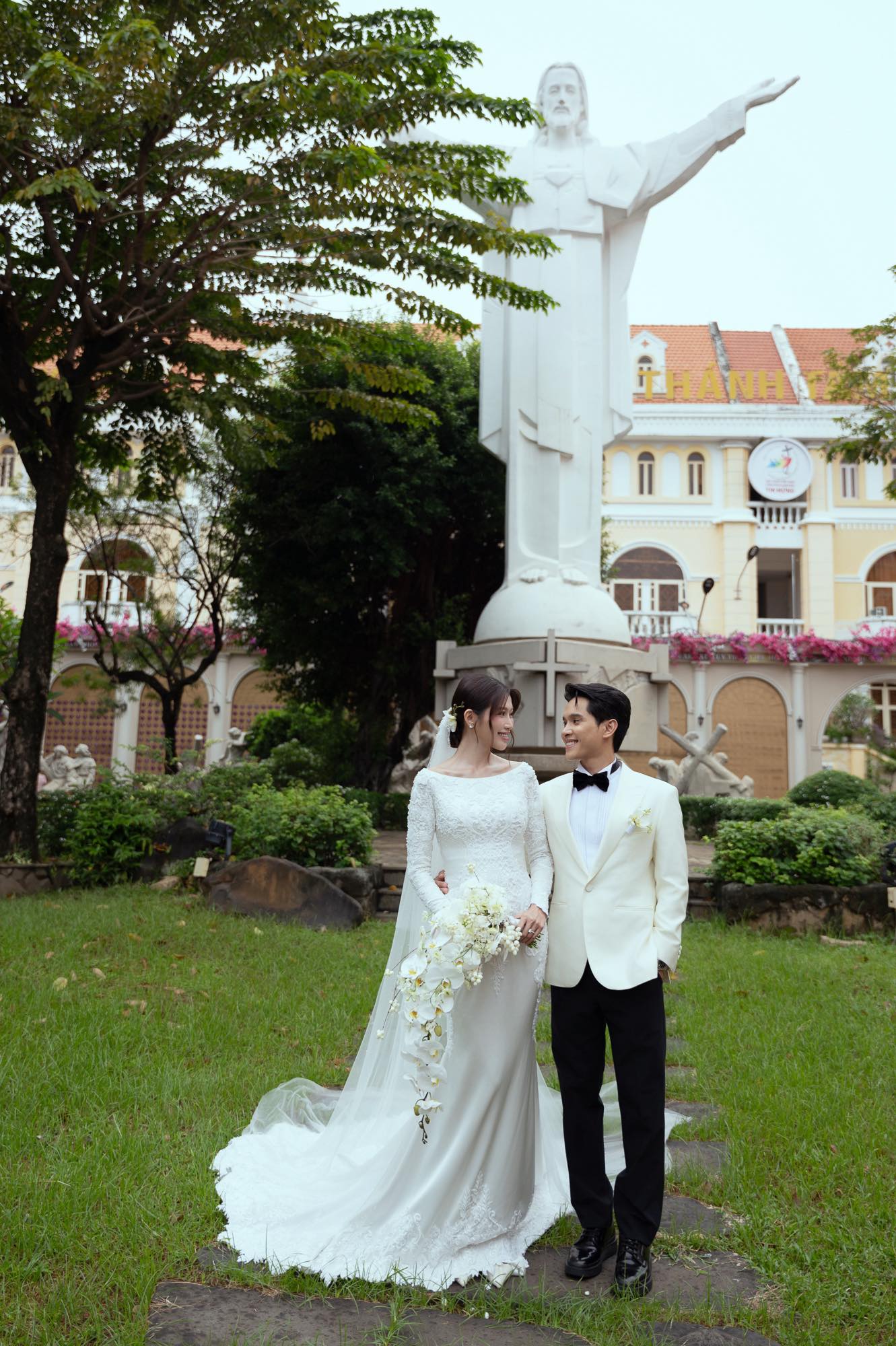 "Tổng tài" Colline Dalat lấy vợ: Cổng cưới cao 5m, 50.000 bông hồng và cẩm tú cầu nhập, cổ tích còn thấy rén- Ảnh 1.