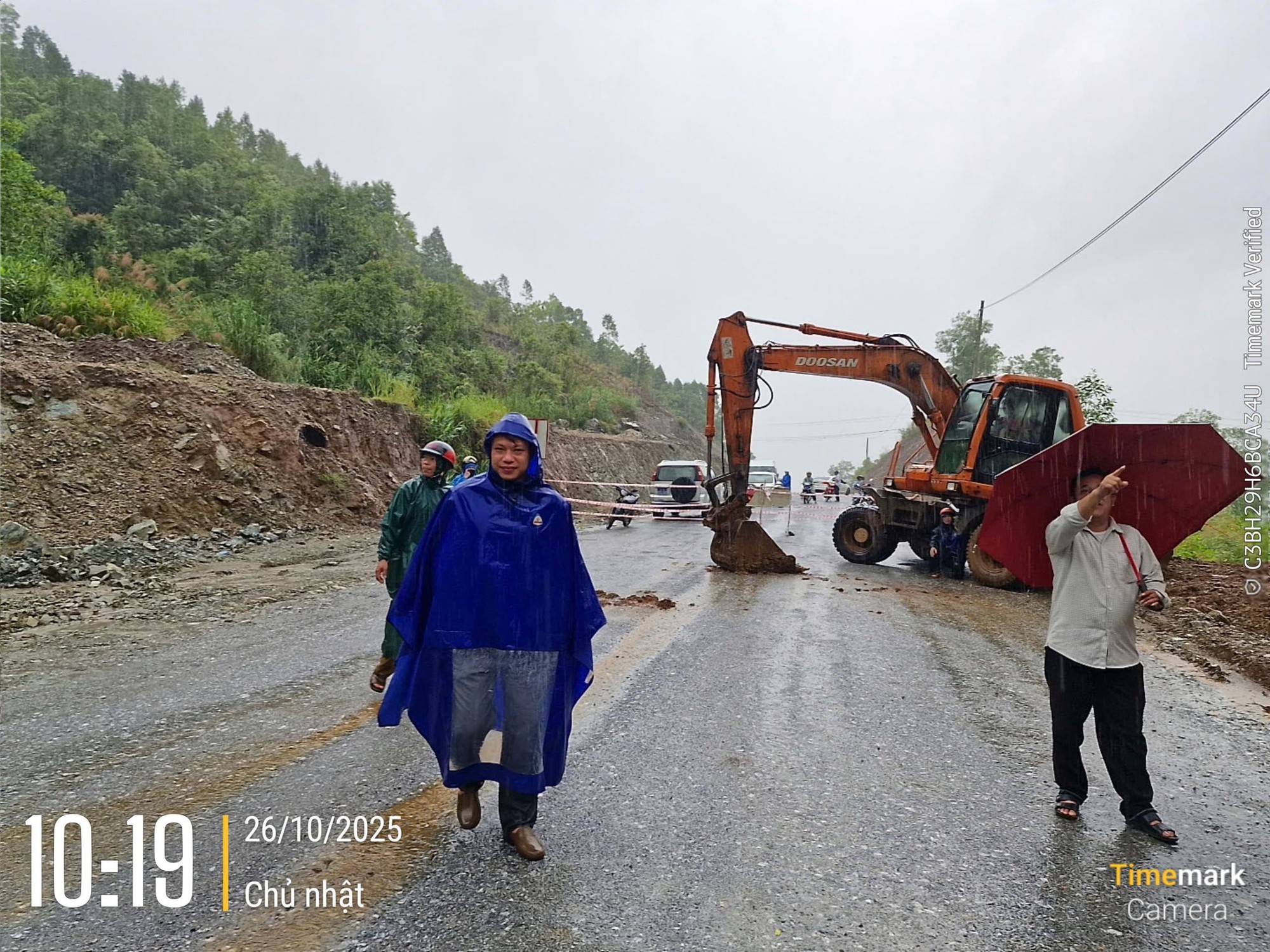 Đà Nẵng: Một học sinh bị nước cuốn tử vong, thủy điện đang xả lũ lưu lượng lớn- Ảnh 5. Đà Nẵng: Một học sinh bị nước cuốn tử vong, thủy điện đang xả lũ lưu lượng lớn- Ảnh 5.