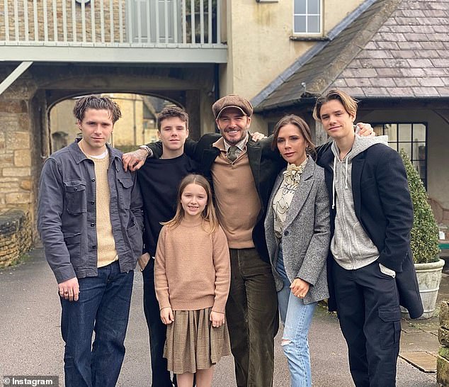David và Victoria Beckham lại gây chiến với hàng xóm- Ảnh 3. David và Victoria Beckham lại gây chiến với hàng xóm- Ảnh 3.