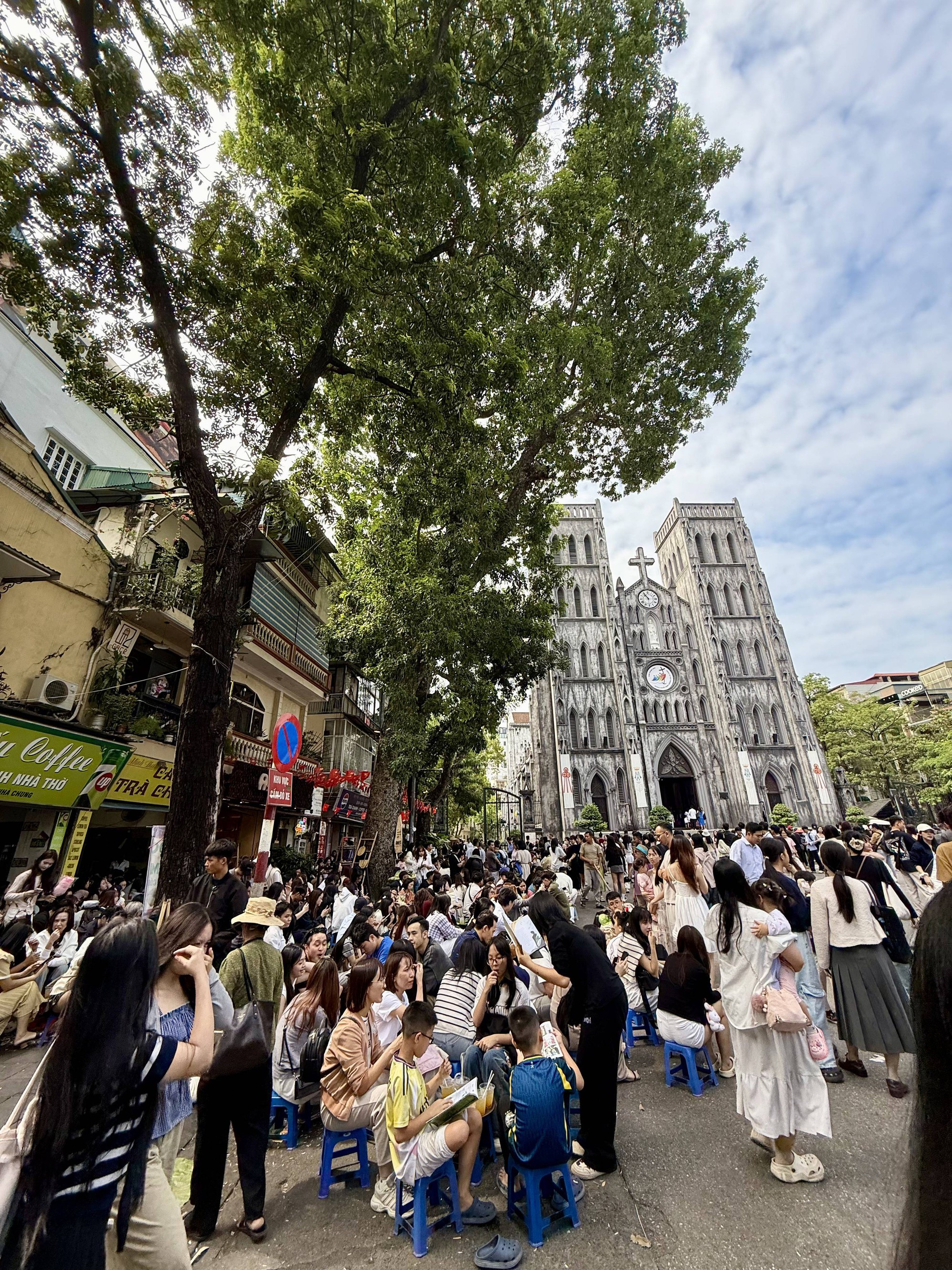 Clip tóm tắt mùa thu Nhà Thờ hôm nay: Quá đông!- Ảnh 2.