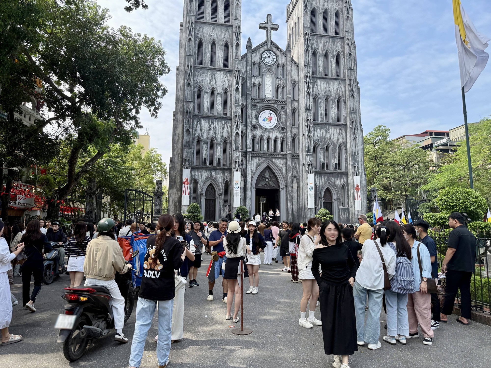 Clip tóm tắt mùa thu Nhà Thờ hôm nay: Quá đông!- Ảnh 1.