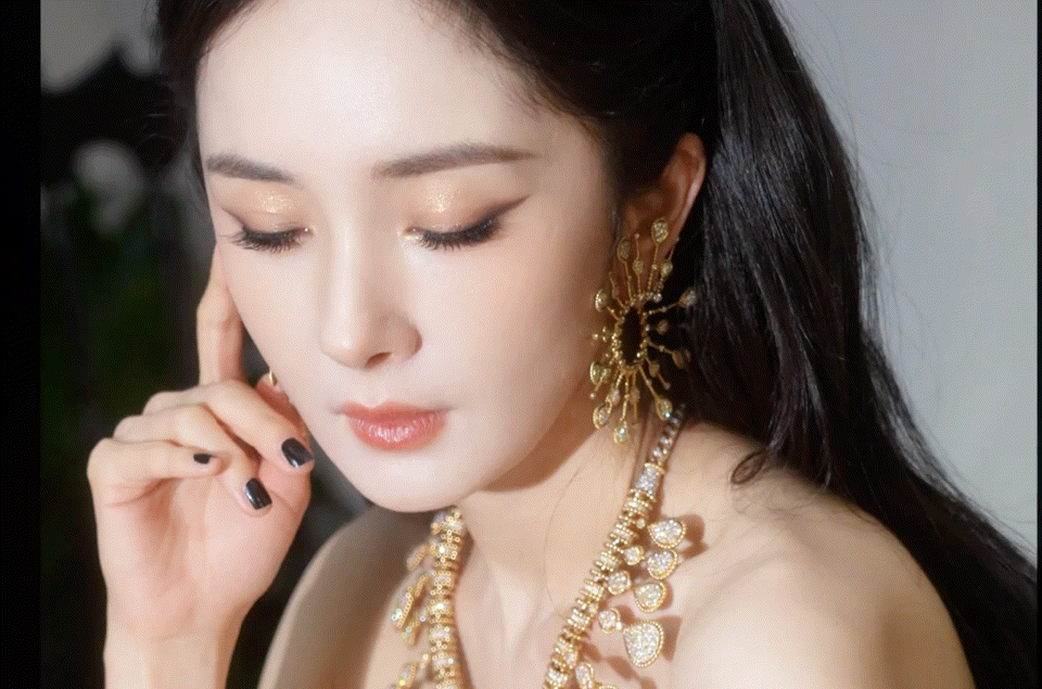 Cú lườm nguýt của Dương Mịch khiến cả phòng "nín thở"- Ảnh 8. Cú lườm nguýt của Dương Mịch khiến cả phòng "nín thở"- Ảnh 8.