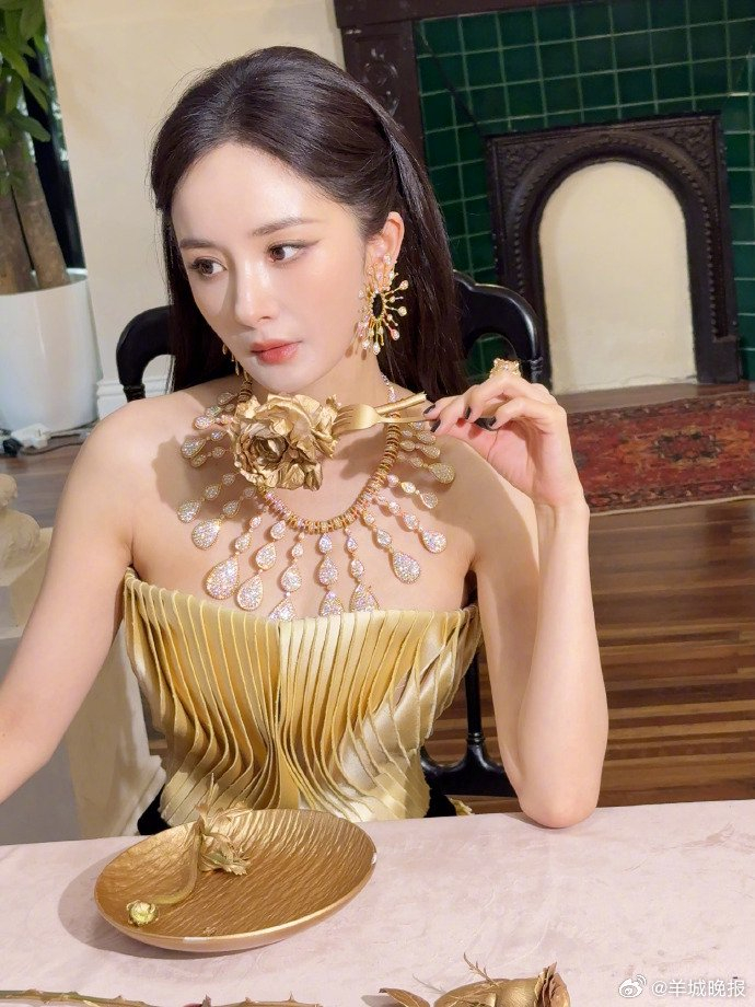 Cú lườm nguýt của Dương Mịch khiến cả phòng "nín thở"- Ảnh 3. Cú lườm nguýt của Dương Mịch khiến cả phòng "nín thở"- Ảnh 3.
