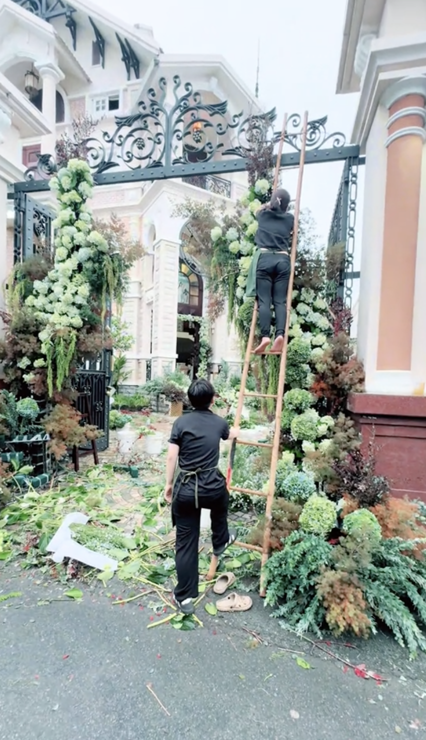 "Tổng tài" Colline Dalat lấy vợ: Cổng cưới cao 5m, 50.000 bông hồng và cẩm tú cầu nhập, cổ tích còn thấy rén- Ảnh 4.