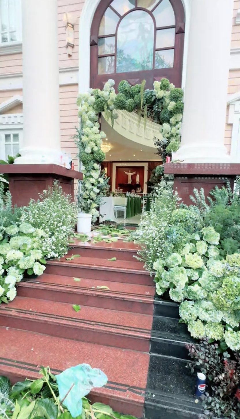 "Tổng tài" Colline Dalat lấy vợ: Cổng cưới cao 5m, 50.000 bông hồng và cẩm tú cầu nhập, cổ tích còn thấy rén- Ảnh 7.