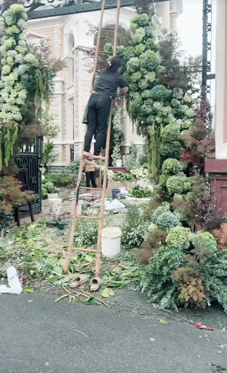 "Tổng tài" Colline Dalat lấy vợ: Cổng cưới cao 5m, 50.000 bông hồng và cẩm tú cầu nhập, cổ tích còn thấy rén- Ảnh 5.