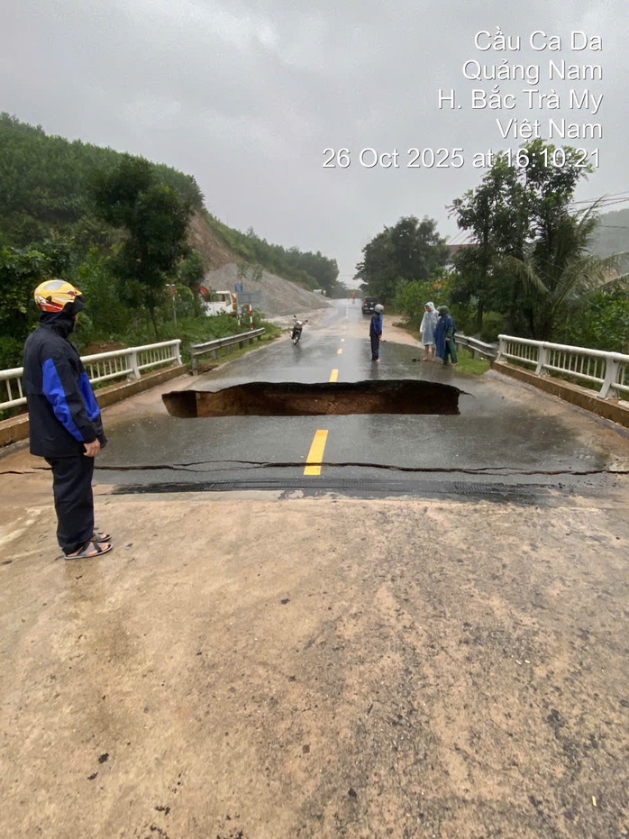 Hố tử thần ở Đà Nẵng nuốt chửng xe máy , một người thoát nạn kỳ diệu - Ảnh 1.