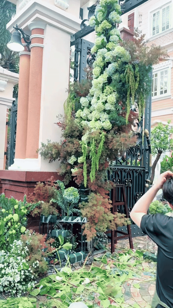 "Tổng tài" Colline Dalat lấy vợ: Cổng cưới cao 5m, 50.000 bông hồng và cẩm tú cầu nhập, cổ tích còn thấy rén- Ảnh 3.