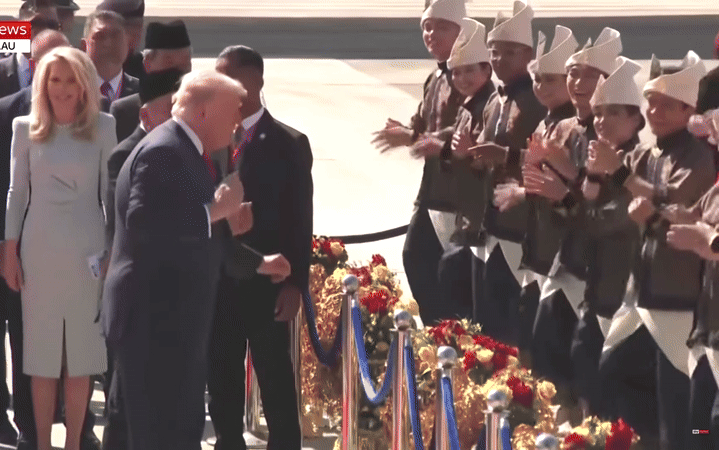 Ông Trump bất ngờ nhảy trên thảm đỏ khi tới dự Hội nghị Thượng đỉnh ASEAN