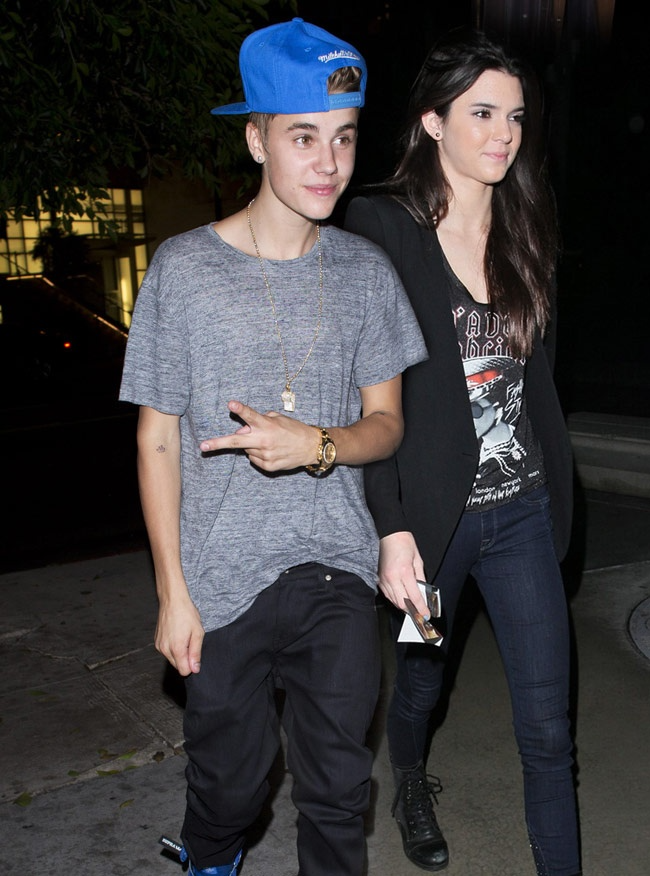 5 giây để lộ hành động nhạy cảm của vợ chồng Justin Bieber và Kendall Jenner- Ảnh 3.