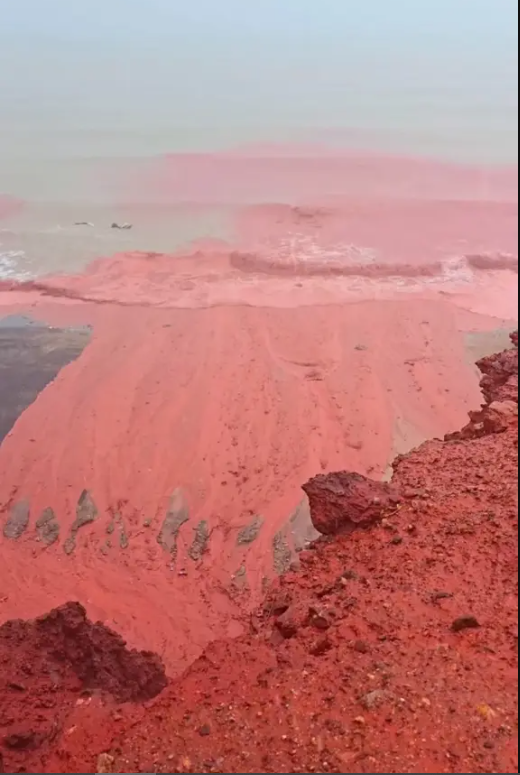 Sau trận mưa kỳ lạ, bãi biển bất ngờ nhuộm đỏ như máu, cơ quan lữ hành nói: Liên quan tới tên gọi nơi này- Ảnh 5. Sau trận mưa kỳ lạ, bãi biển bất ngờ nhuộm đỏ như máu, cơ quan lữ hành nói: Liên quan tới tên gọi nơi này- Ảnh 5.